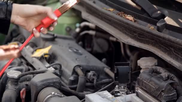 Manos femeninas compartimiento coche acumulador — Vídeo de stock