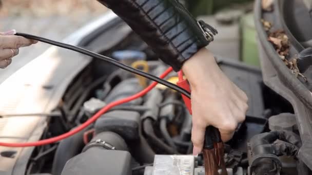 Vrouwelijke handen enthousiaste auto accu — Stockvideo