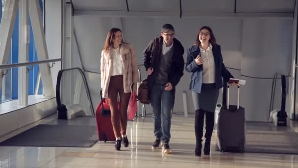 Dwie dziewczyny i facet spotkać na lotnisku przed wejściem na pokład samolotu — Wideo stockowe