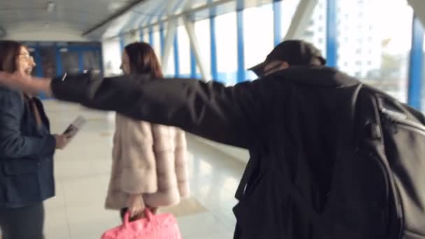 Две девушки и парень встречаются в аэропорту перед посадкой в самолет — стоковое видео