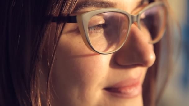 Pensando mulher em óculos close-up — Vídeo de Stock