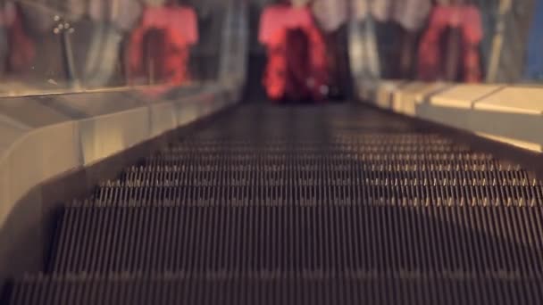 Havaalanındaki yürüyen merdiven — Stok video
