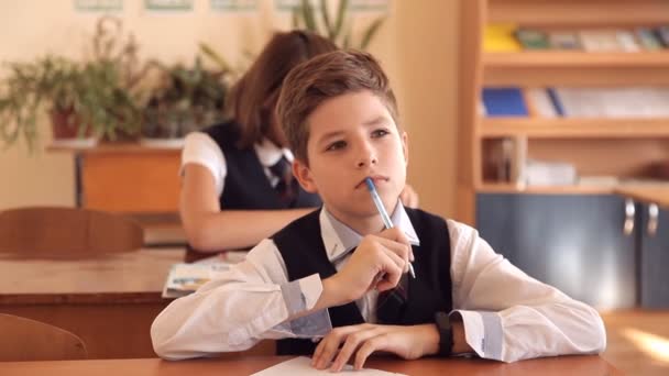 Estudiantes en uniforme escolar tomando examen — Vídeos de Stock