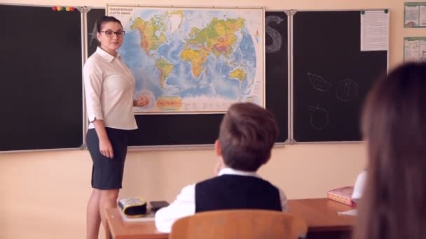 De leraar leidt een aardrijkskundeles — Stockvideo