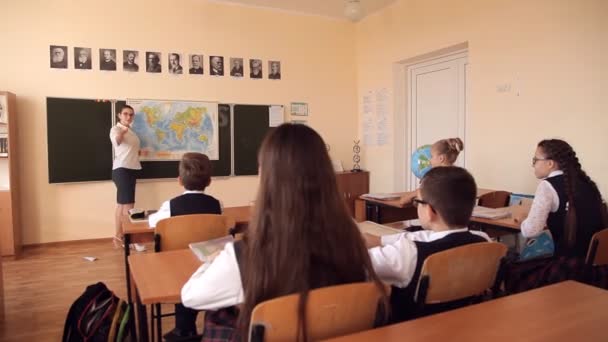 The teacher leads a geography lesson — Stock Video