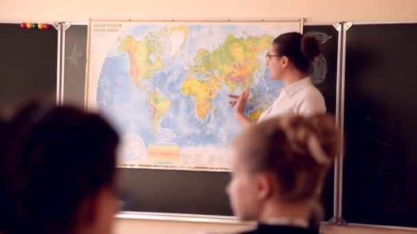 El profesor dirige una lección de geografía — Vídeo de stock