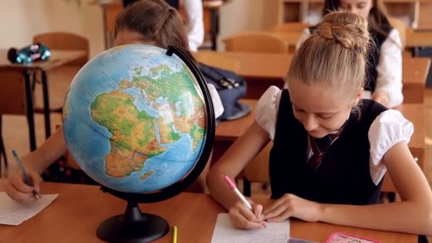 Crianças de uniforme sobre a lição de geografia — Vídeo de Stock