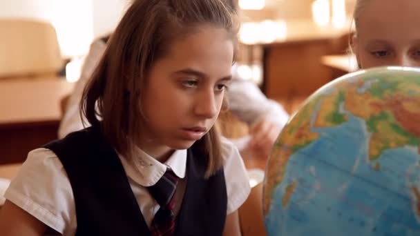 Kinderen in uniform op de les van geografie — Stockvideo