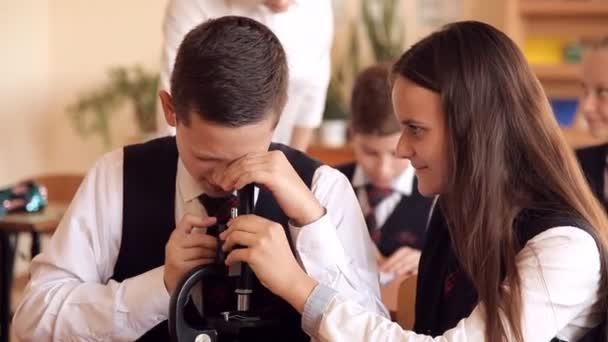 Vysokoškoláci v školy jednotné pracovní mikroskop sedí ve třídě. Pojem vzdělávacího systému — Stock video