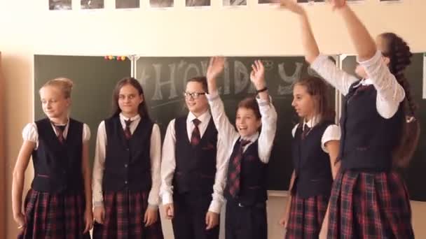 Kinder feiern das Ende des Schuljahres — Stockvideo