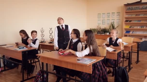 Kinder feiern das Ende des Schuljahres — Stockvideo