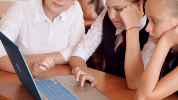 Professor que discute um programa de computador com um grupo de alunos — Vídeo de Stock