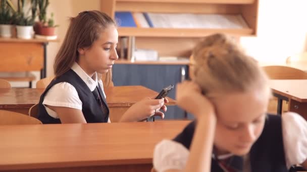 Das Mädchen in der Schule sagt SMS — Stockvideo