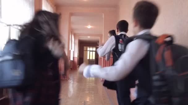 Grupa dzieci biegnące wzdłuż korytarza w szkole — Wideo stockowe