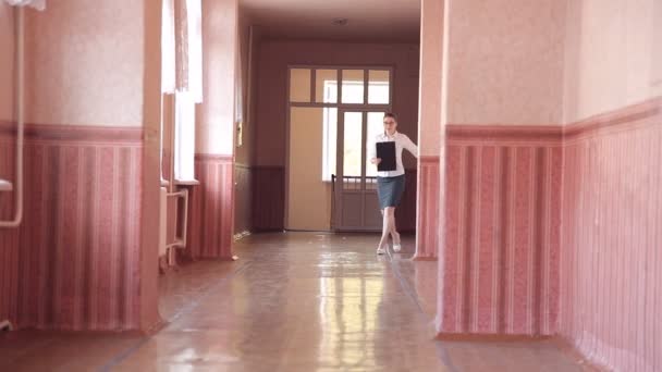 Egy csapat gyerek fut végig a folyosón, az iskolában — Stock videók