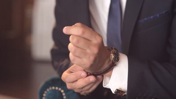 El primer plano de un hombre exitoso es ponerse un reloj de pulsera. Hombres — Vídeo de stock