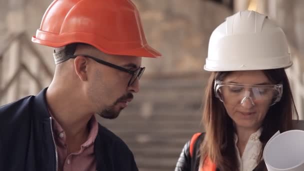 Dos Mujeres Hombre Constructores Están Comprobando Construcción — Vídeo de stock