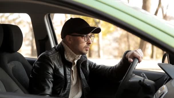 Um detetive particular ou um espião conduz a vigilância do objeto de vigilância. Um homem secretamente tirando fotos da janela do carro — Vídeo de Stock