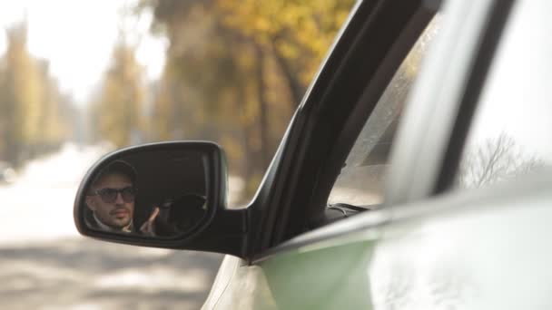 Um detetive particular ou um espião conduz a vigilância do objeto de vigilância. Um homem secretamente tirando fotos da janela do carro — Vídeo de Stock