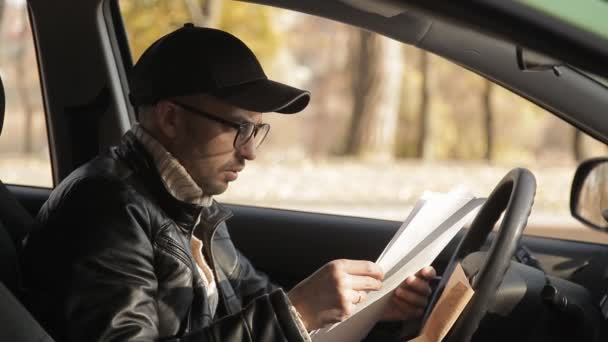 Un detective privado o un espía lleva a cabo la vigilancia del objeto de vigilancia. Un hombre tomando fotos en secreto desde la ventana del coche — Vídeos de Stock