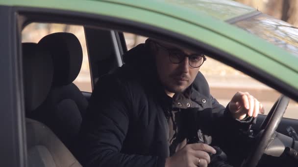 Un detective privado o un espía lleva a cabo la vigilancia del objeto de vigilancia. Un hombre tomando fotos en secreto desde la ventana del coche — Vídeo de stock