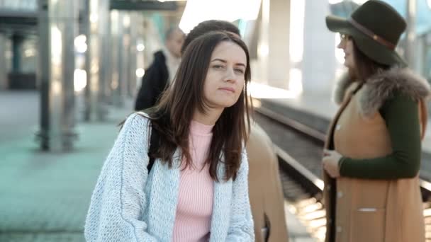 La mujer está esperando en la estación de tren para tomar el tren. Personas ni un fondo — Vídeo de stock