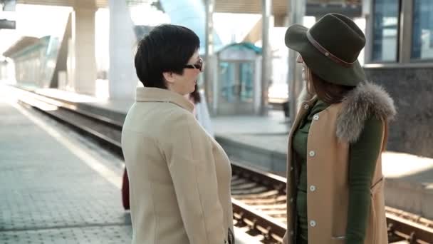 Moeder op het station stuurt een volwassen dochter op een reis — Stockvideo