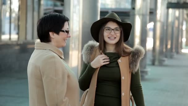 Mamma på stationen skickar en vuxen dotter på en resa — Stockvideo