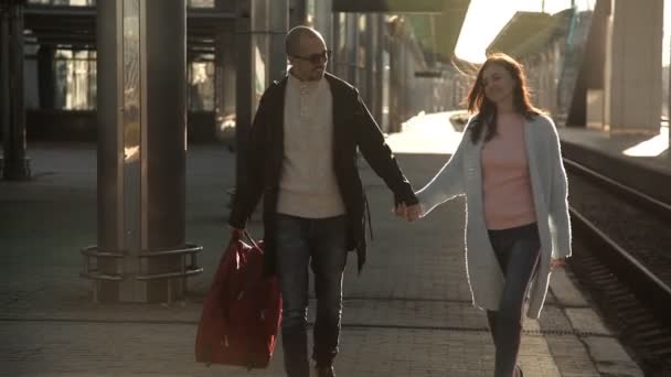 İçinde sarılma ve Öpüşme Romantik Çift Tren İstasyonu ayırma önce — Stok video