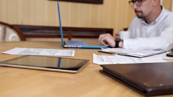 Glatzkopf am Tisch in seinem Büro beim Kaffeetrinken — Stockvideo