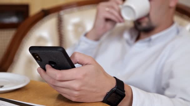 Chauve homme à la table dans son bureau boire du café — Video