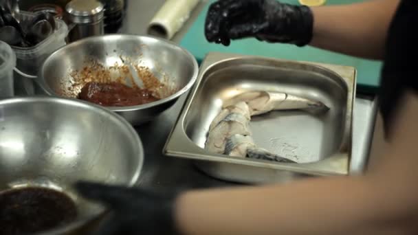 Cucinare Pesce Preparazione Del Pesce Friggere — Video Stock