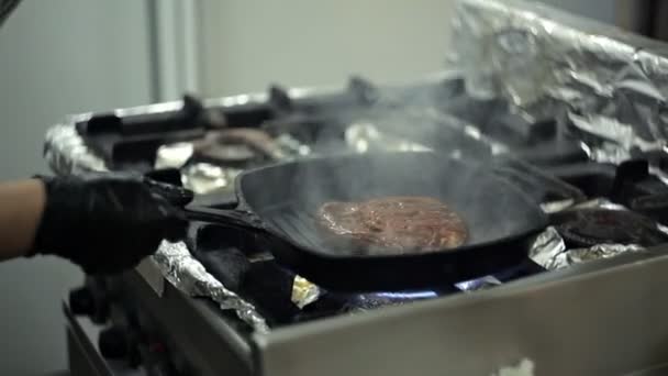 多汁猪肉牛排煎在煎锅里 — 图库视频影像