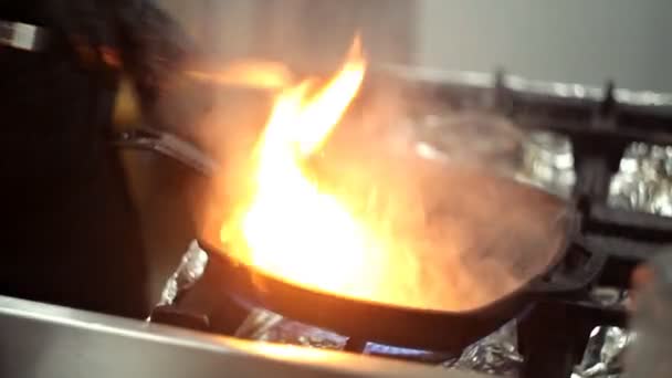 Le bistecche di maiale succose sono fritte in una padella — Video Stock