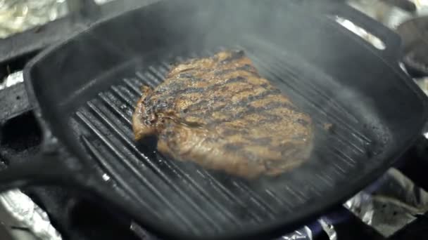 Sulu domuz biftek kızartma tavada kızarmış — Stok video