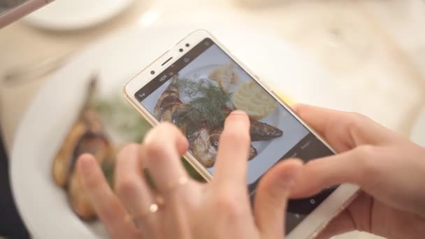 Žena Ruce Fotografování Večeři Jídlo Smartphone Closeup — Stock video