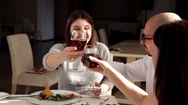 Bu mutlu insanlar grubudur. Onlar gülmek ve dostluk kutlamak, şarap içmek ve yemek — Stok video