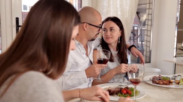 Gençlerin bir restoranda oturup ve kutlamak. Yemek, açık büfe, Restoran — Stok video