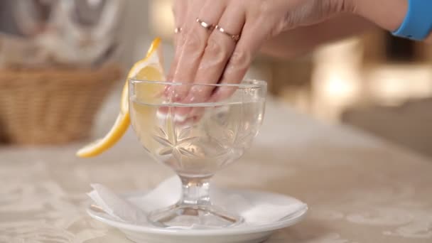 De handen wassen voor het eten in een restaurant — Stockvideo