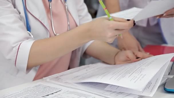 Kvinnliga Läkare Göra Pappersarbete Kontoret Unga Terapeut Fyllning Medicinska Checklista — Stockvideo