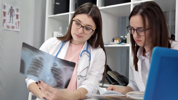 Δύο Γυναίκες Γιατροί Βλέπουν Ακτινογραφίες Νοσοκομείο — Αρχείο Βίντεο