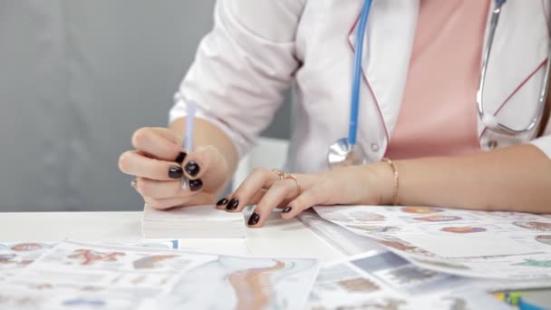 Médico haciendo papeleo en su oficina.Retrato de enfermera escribiendo prescripción — Vídeo de stock