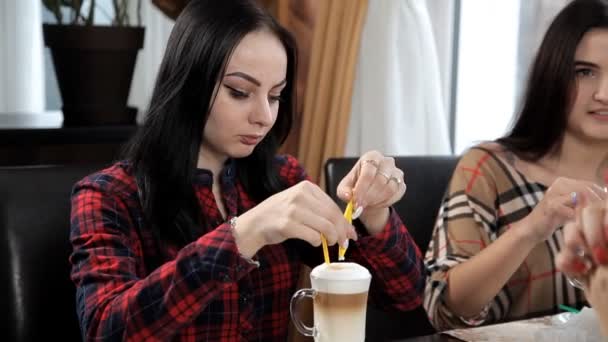 人の女の子は 笑って 話してカフェでカフェラテやコーヒーを飲みます コーヒーと独身パーティー コーヒー ブレーク — ストック動画