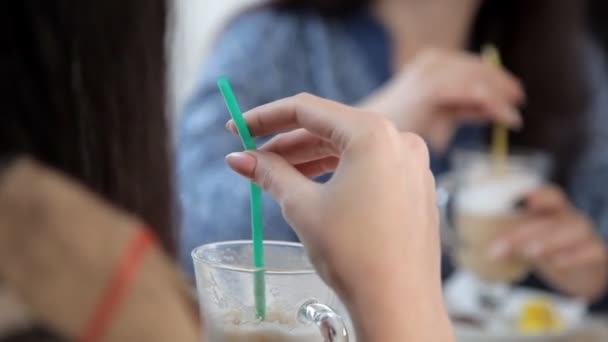 Vier meisjes drinken een latte of een koffie in een café lachen en praten. bachelorette partij met koffie. koffie-break — Stockvideo