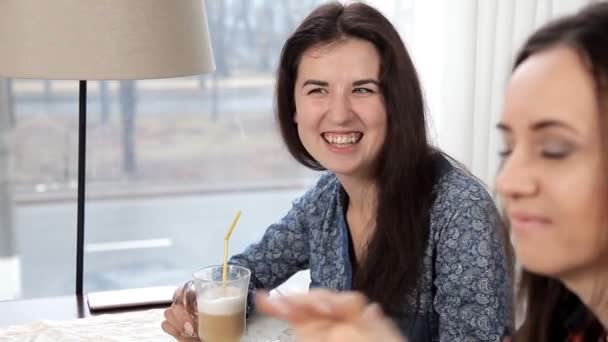 Vier Mädchen trinken in einem Café einen Latte oder Kaffee, lachen und unterhalten sich. Junggesellenabschied mit Kaffee. Kaffeepause — Stockvideo
