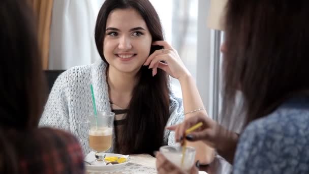 Vier Mädchen Trinken Einem Café Einen Latte Oder Kaffee Lachen — Stockvideo