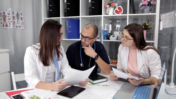 Het Team Van Artsen Onderzoekt Resultaten Van Het Analyseren Van — Stockvideo