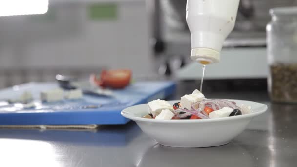 Koken met handschoenen aan de voorbereiding van een salade in de keuken van het restaurant — Stockvideo