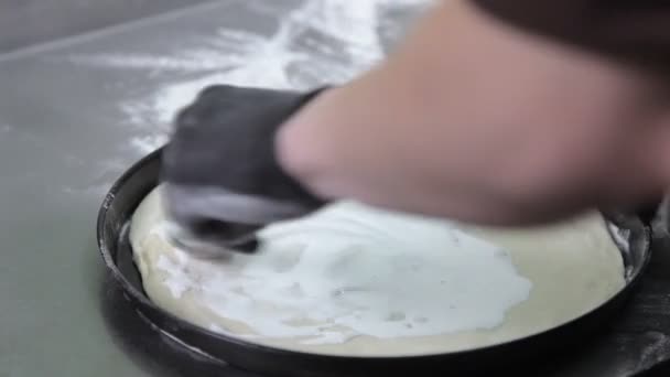 Vicino. Cucinare con i guanti nella preparazione della pizza in una cucina ristorante — Video Stock