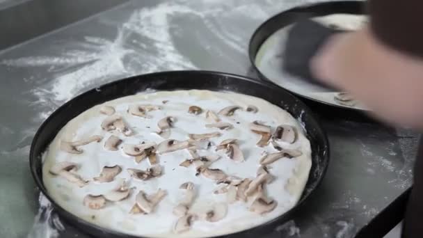 De cerca. Cocinar con guantes en la preparación de pizza en una cocina de restaurante — Vídeos de Stock